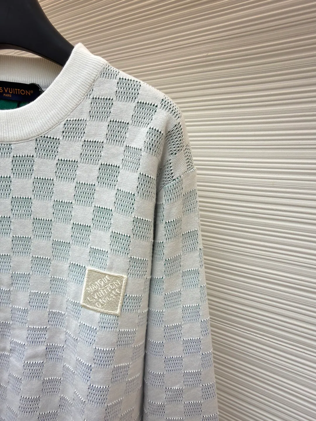 LOUIS VUITTON Checkerboard Gradient Jacquard Sweater ●Original version: Purchased and developed for 12200 ●Item number: 1681959-A85 ●Fabric: 100% cotton ●Technology: Jacquard production ●Color: Gradient color ●Version: Fitted version ●Weight: about 475 grams ●Size: S-M-L-XL ●Description: Made of 80 cotton, 20 wool blended wool. The bottom adopts multi-color inlay weaving method, and the face is imported and woven into a hollow checkerboard pattern, while showing the unique style of gradient technology. Garment washing removes wool residue, leaving the upper body softer. Signature embroidered logo at chest. This cotton long-sleeve sweater is updated with a jacquard mesh knitting technique that embodies the Damier pattern, creating a gradient effect in elegant tones, while adding a sophisticated touch with the Marque L.Vuitton Déposée embroidered patch at the rear. The overall wiring is straight and delicate, the fabric is comfortable and soft, and the color is consistent without color difference. It can be matched with the same style to create a fashionable look and control various occasions. Customized accessories, complete with three standards, same style for men and women!